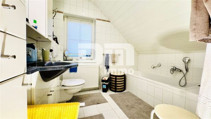 OG / DG Badezimmer mit Dusche / Wanne