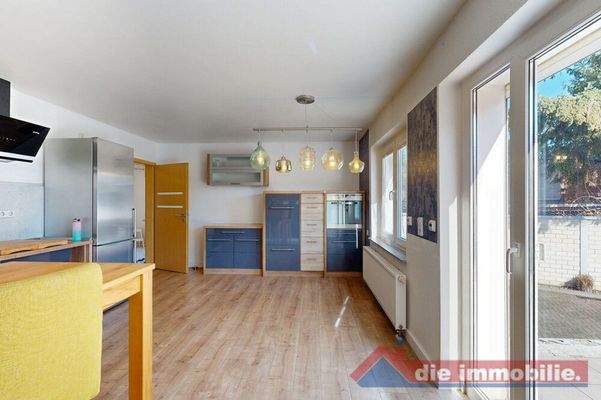 Großzügige Wohnküche mit Terrassenzugang