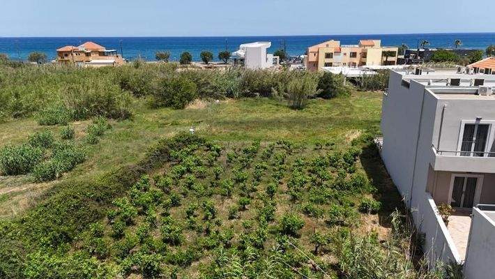 Kreta - Grundstück mit Baugenehmigung für 2 Residenzen in zweiter Linie vom Strand von Maleme zu verkaufen