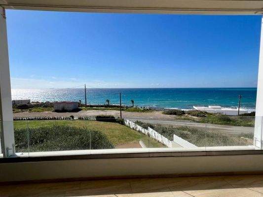 Einzigartige Villa am Meer mit Innenpool, Gärten und Gästehaus