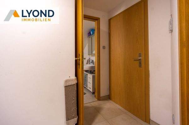 Schlafzimmer zu Haustür und Badezimmer (WE RE)