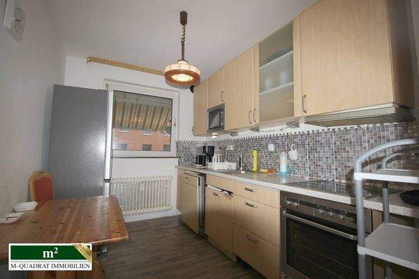 Einbauküche mit Esstisch und Blick auf Loggia