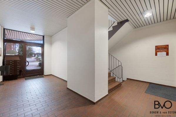 Großzügiger Hausflur mit Briefkastenanlage