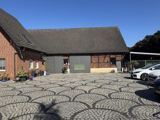 Hofpflaster und Blick auf Scheune