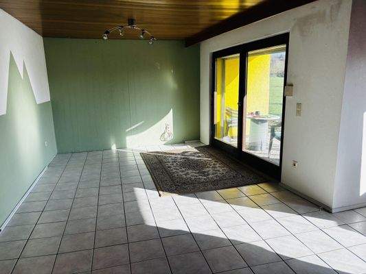 heller Ess- und Wohnbereich mit Terrassenzugang