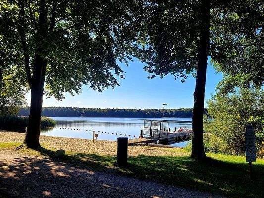 der See mit Badestelle