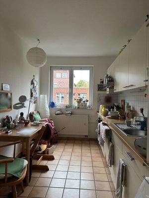 Küche mit Küchenblock und Sitzgelegenheit