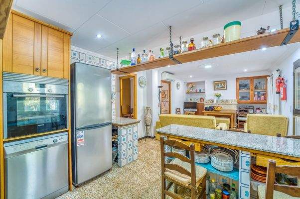 Blick von der Küche in den Wohnbereich