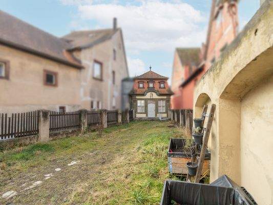 Barockes Gartenhaus mit PKW-St