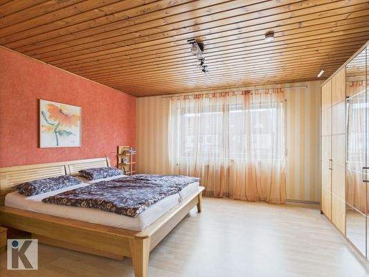 Großzügiges Schlafzimmer