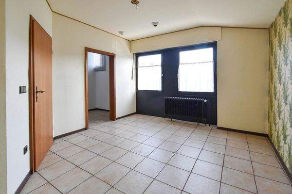 Schlafzimmer mit angrenzender Ankleide