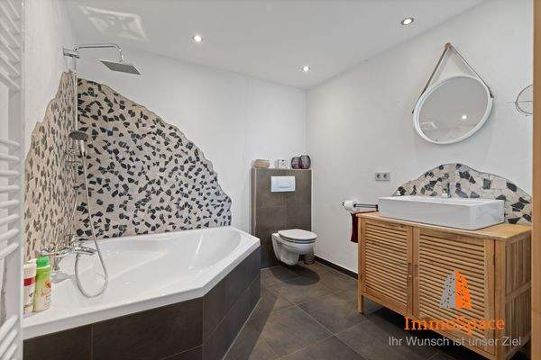 Badezimmer mit edler Eckbadewanne