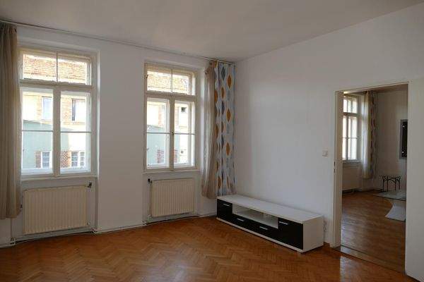 Zimmer # 01 Gegen die Straße, ohne Möbel P1180565