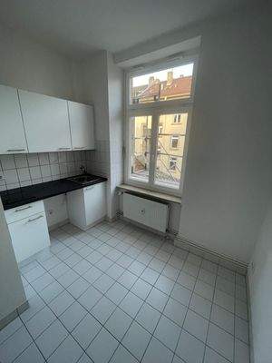 Helle Küche mit Fenster