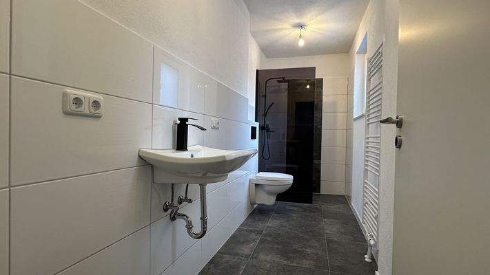 Badezimmer mit ebener Wanne