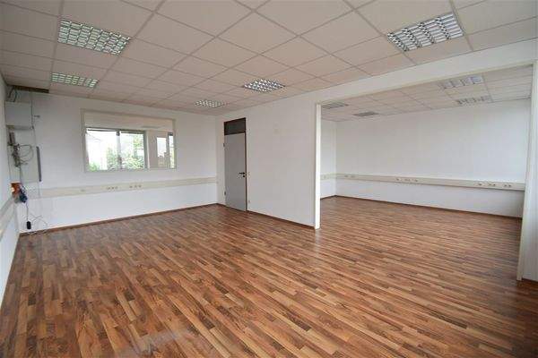 Großraumbu¨ro geteilt 3