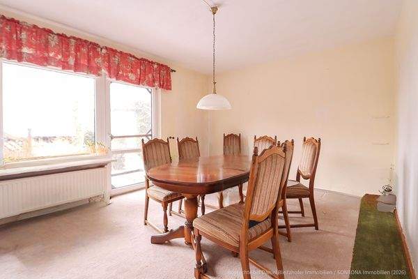 Wohn-Esszimmer mit Zugang zur Terrasse und Garten