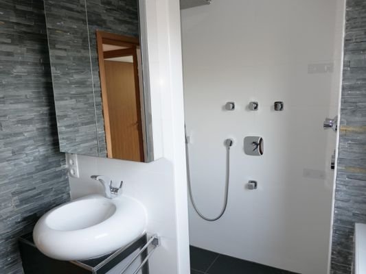 tolles renoviertes Duschbad