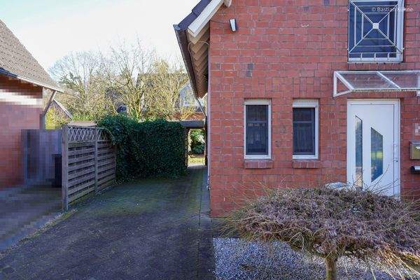 Eingang und Stellplätze