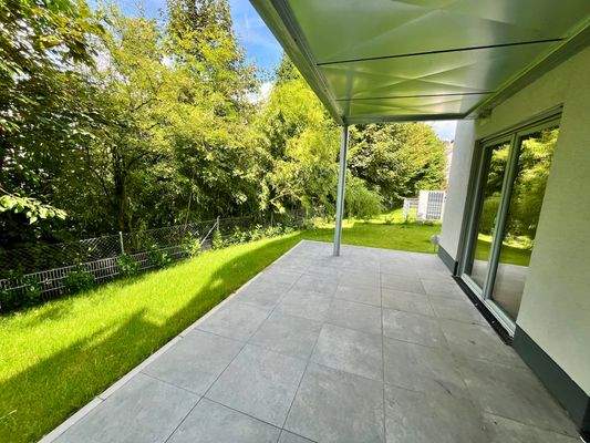 Terrasse und eigener Gartenanteil