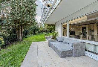 Große Terrasse mit Blick ins Grüne