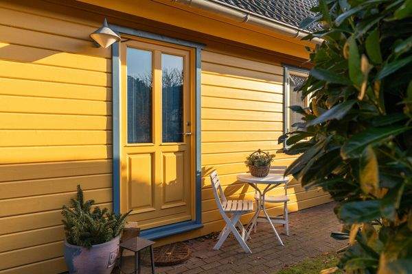 Haustür mit Sitzplatz