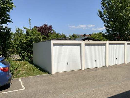 Garage und Stellplatz