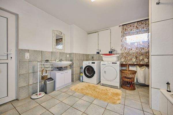 EFH Mintraching Keller (Waschküche/Bad) I