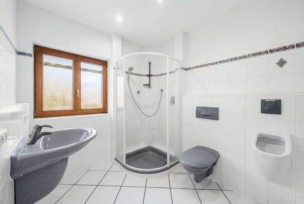 Badezimmer Erdgeschoss mit Pissoir