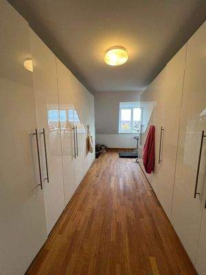 Ankleidezimmer mit Einbauschränken