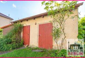 massives Schuppengebäude und Garage