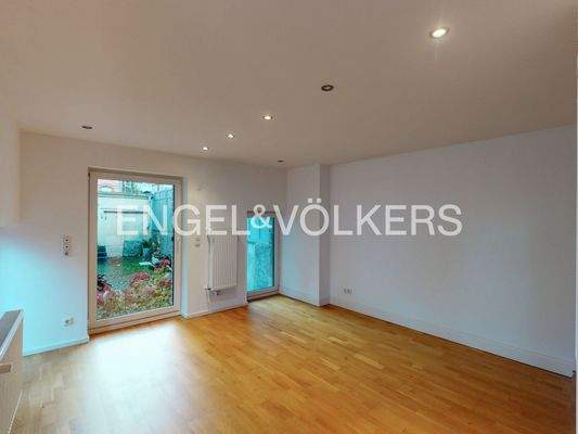 ... mit bodentiefen Fenstern