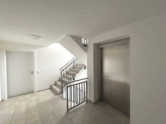 Treppenhaus/Aufzug