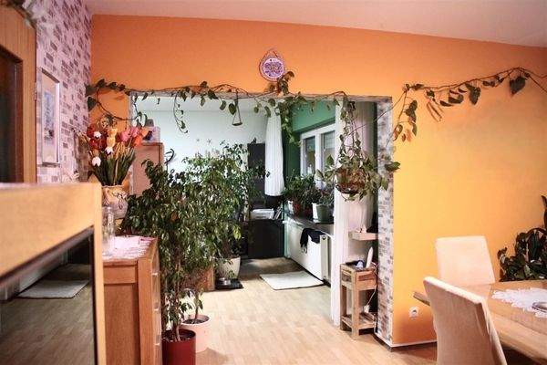 Esszimmer mit Zugang zum Wohnzimmer