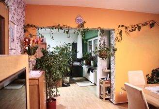 Esszimmer mit Zugang zum Wohnzimmer