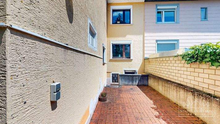 Zweite Terrasse vor Zugang zum UG