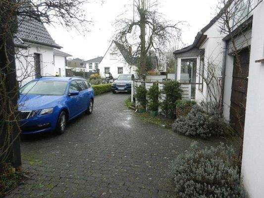 Parkfläche vor dem Haus.JPG