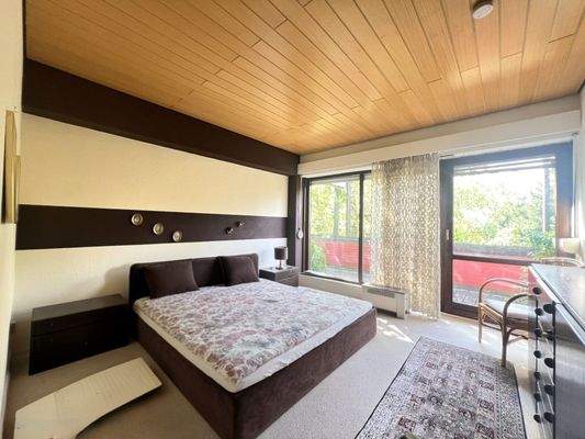 Großzügiger Schlafbereich mit direktem Balkonzugang