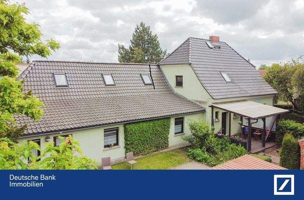 Ansicht Eingangsbereich mit Einliegerwohnung und Terrasse