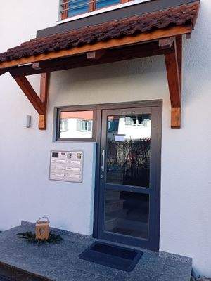 Eingang in das gepflegte Treppenhaus