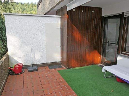 ... praktischem Wandschrank ...