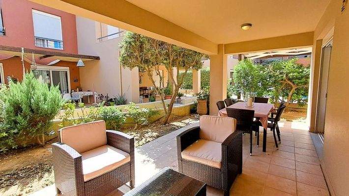 Kreta, Maleme: Erdgeschoss-Apartment mit 2 Schlafzimmern, Garten und Gemeinschaftspool, nur wenige Schritte vom Strand entfernt