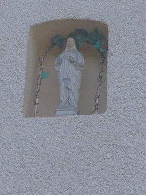 Über dem Eingang: Maria Figur