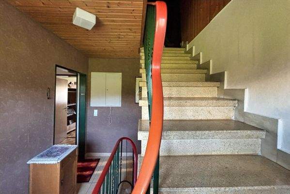 massive Treppe bis in das Dachgeschoss