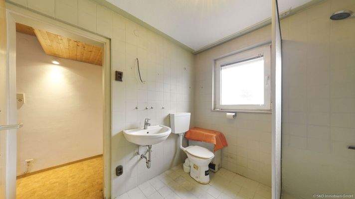 Renovierungsbed. Badezimmer mit Dusche