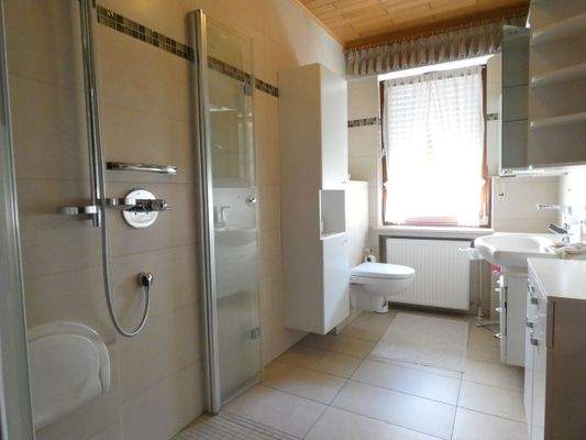 Neues Bad mit bodengleicher Dusche