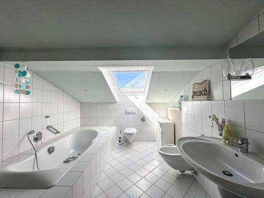 Bad mit Wanne, Dusche und WC