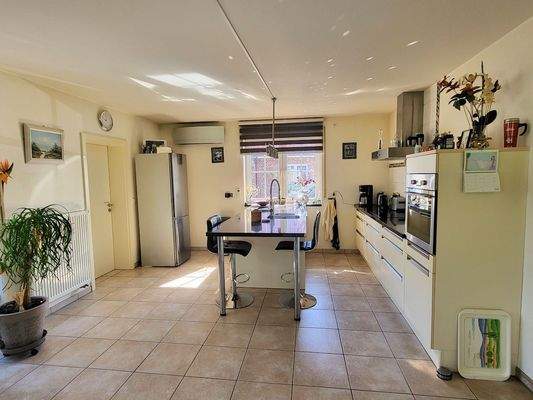 Küche mit moderner Einbauküche