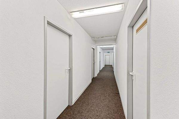 Flur zu Archiven und Büros