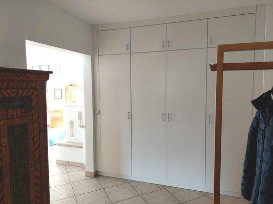 ...mit großen Einbauschränken